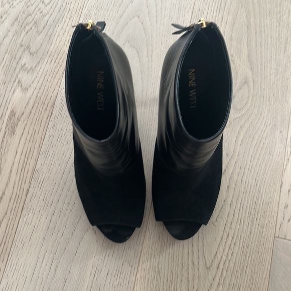 Nine West 5.5 black peep-toe booties. Leather and Suade - Picture 3 of 7